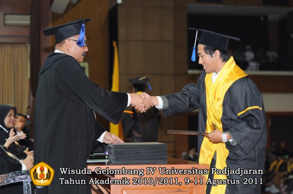 wisuda-fisip-oleh-dekan-303