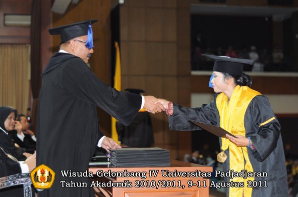 wisuda-fisip-oleh-dekan-307