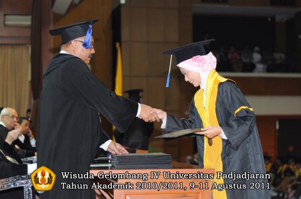 wisuda-fisip-oleh-dekan-312