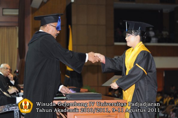 wisuda-fisip-oleh-dekan-316