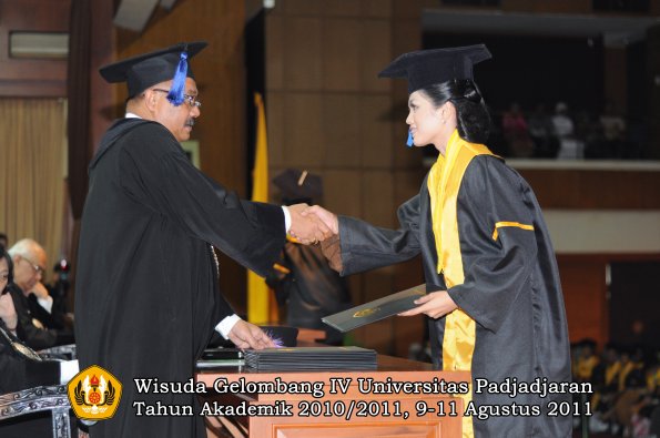 wisuda-fisip-oleh-dekan-318