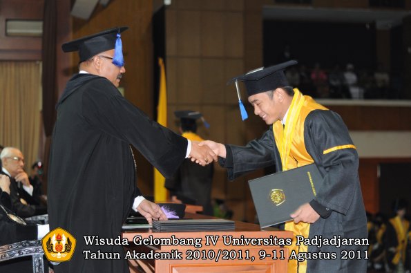 wisuda-fisip-oleh-dekan-321