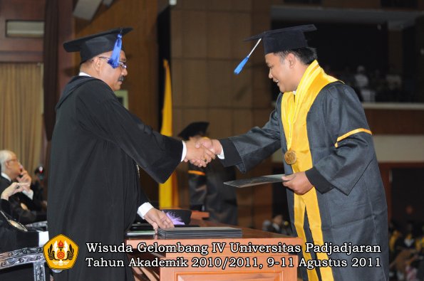 wisuda-fisip-oleh-dekan-322