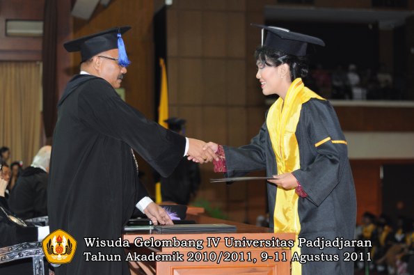 wisuda-fisip-oleh-dekan-324