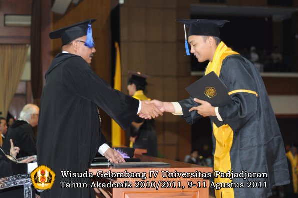 wisuda-fisip-oleh-dekan-325