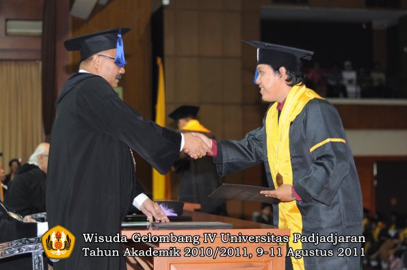 wisuda-fisip-oleh-dekan-326