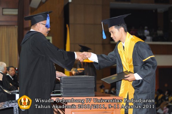 wisuda-fisip-oleh-dekan-334