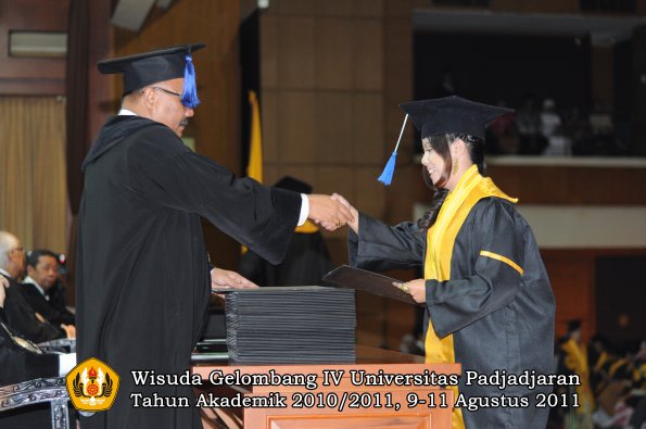 wisuda-fisip-oleh-dekan-335