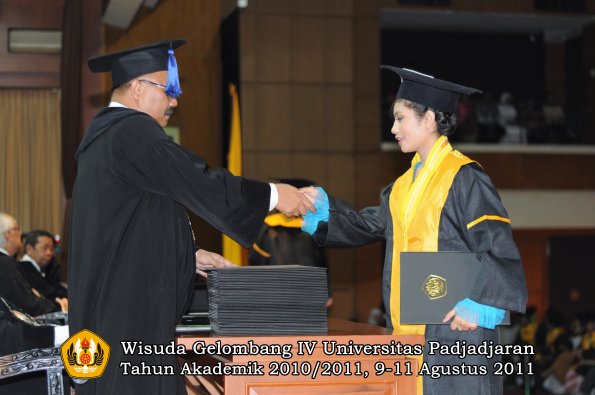 wisuda-fisip-oleh-dekan-336