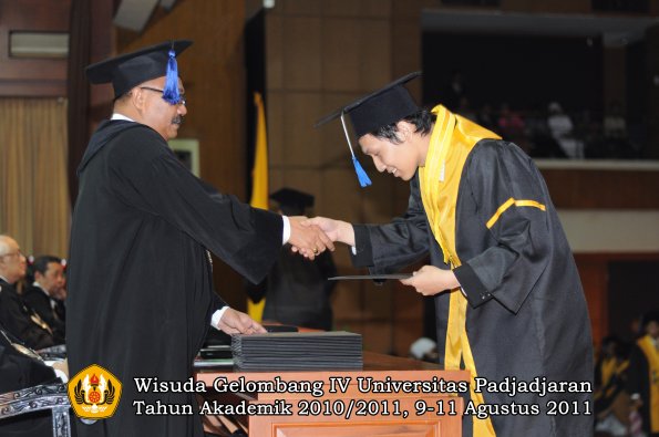 wisuda-fisip-oleh-dekan-359