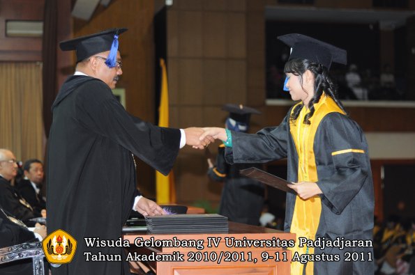 wisuda-fisip-oleh-dekan-364