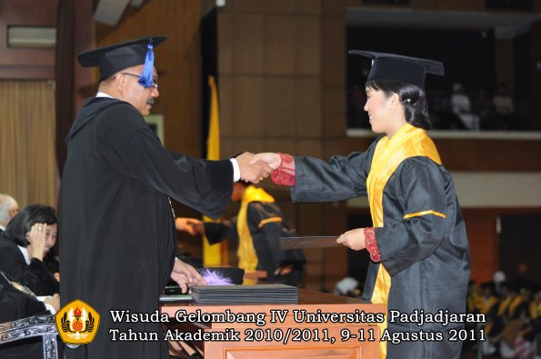 wisuda-fisip-oleh-dekan-368