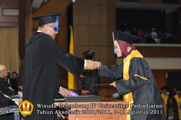 wisuda-fisip-oleh-dekan-369