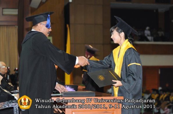 wisuda-fisip-oleh-dekan-370