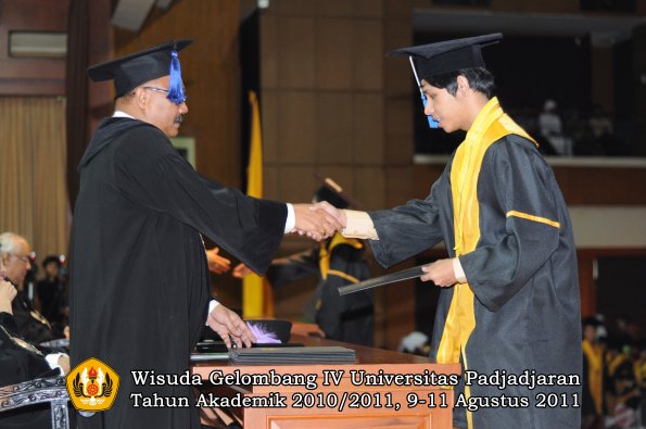 wisuda-fisip-oleh-dekan-372