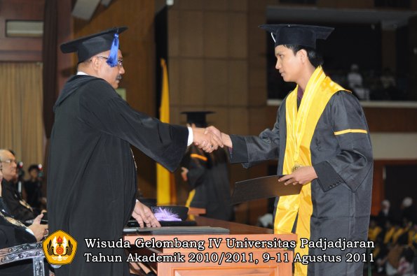 wisuda-fisip-oleh-dekan-375