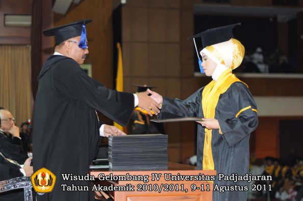 wisuda-fisip-oleh-dekan-385