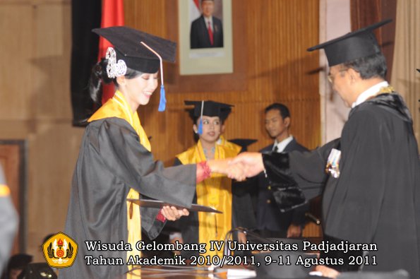 wisuda-fisip-oleh-rektor-112