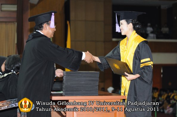 wisuda-fkg-oleh-dekan-001