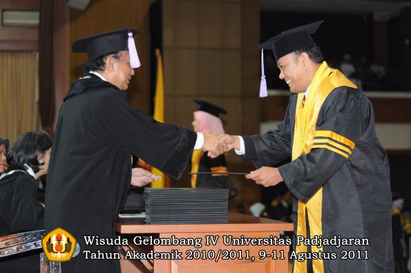 wisuda-fkg-oleh-dekan-021