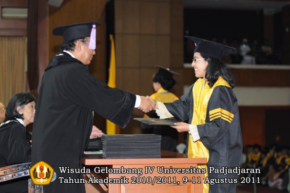 wisuda-fkg-oleh-dekan-023