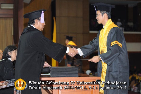 wisuda-fkg-oleh-dekan-026