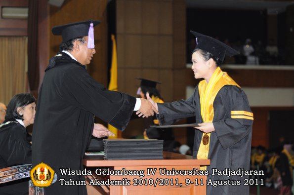 wisuda-fkg-oleh-dekan-028