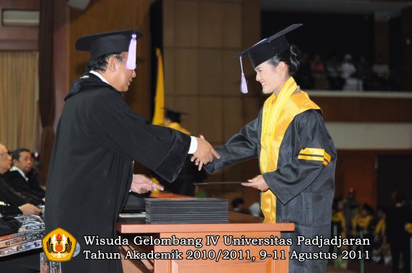 wisuda-fkg-oleh-dekan-031