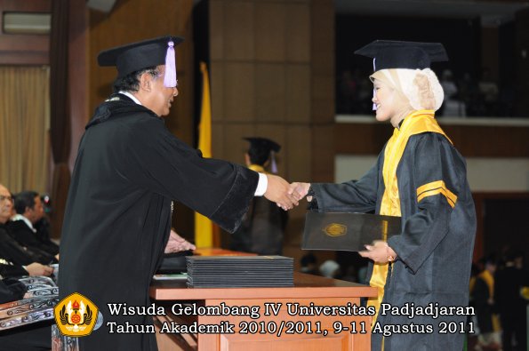 wisuda-fkg-oleh-dekan-032