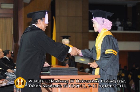 wisuda-fkg-oleh-dekan-033