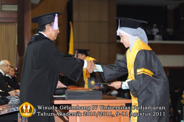 wisuda-fkg-oleh-dekan-035