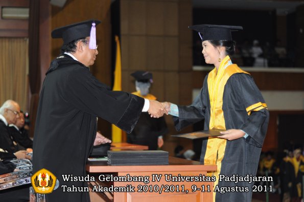 wisuda-fkg-oleh-dekan-036