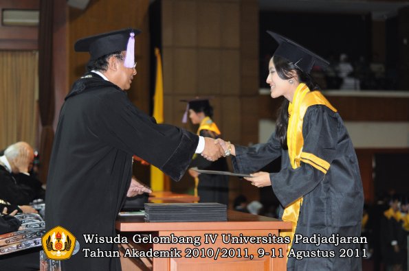 wisuda-fkg-oleh-dekan-037