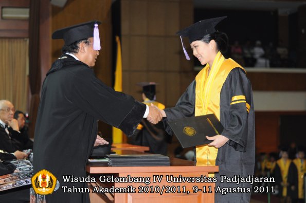 wisuda-fkg-oleh-dekan-040