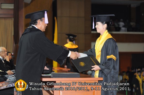 wisuda-fkg-oleh-dekan-041