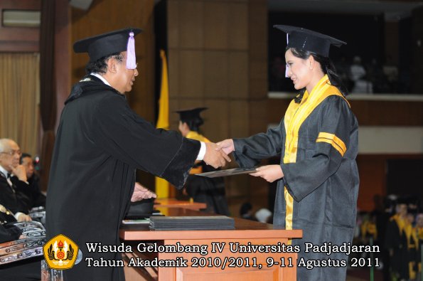 wisuda-fkg-oleh-dekan-042