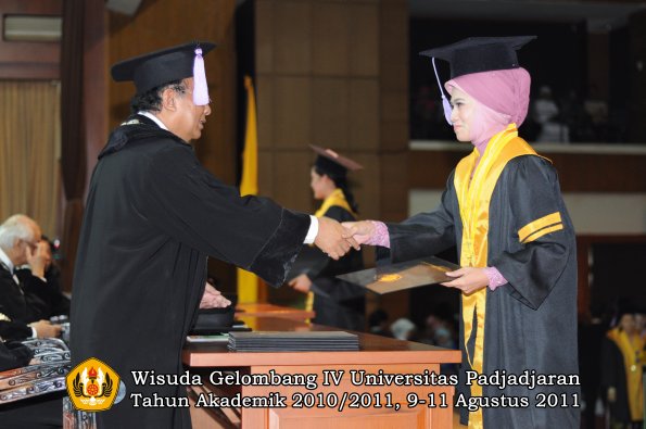 wisuda-fkg-oleh-dekan-043