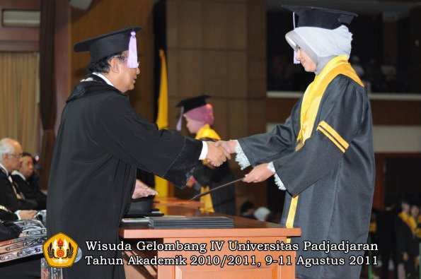 wisuda-fkg-oleh-dekan-044