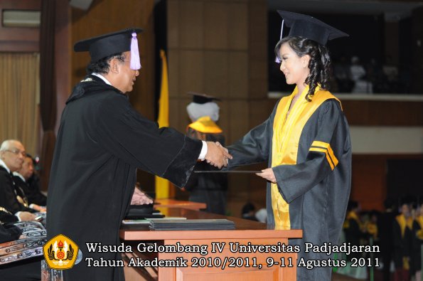 wisuda-fkg-oleh-dekan-045