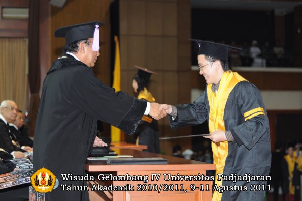 wisuda-fkg-oleh-dekan-046