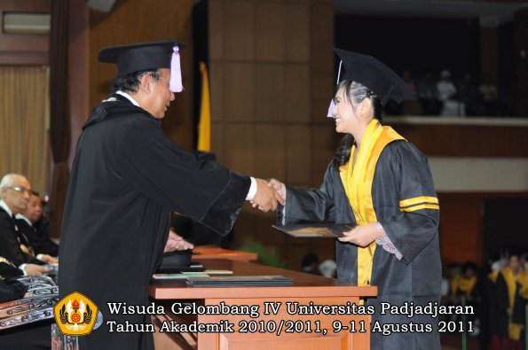 wisuda-fkg-oleh-dekan-047