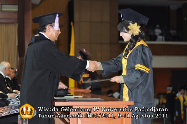 wisuda-fkg-oleh-dekan-048