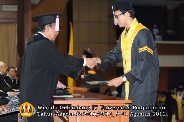 wisuda-fkg-oleh-dekan-050