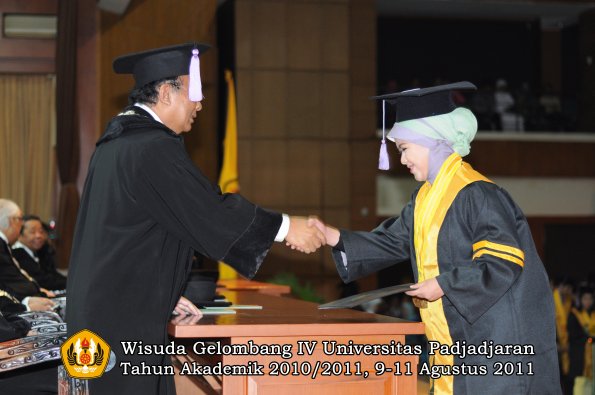 wisuda-fkg-oleh-dekan-051