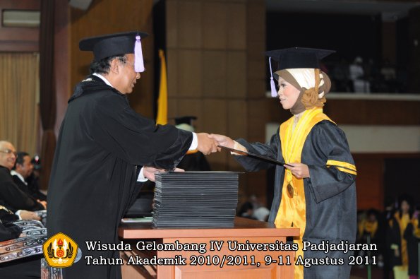 wisuda-fkg-oleh-dekan-052