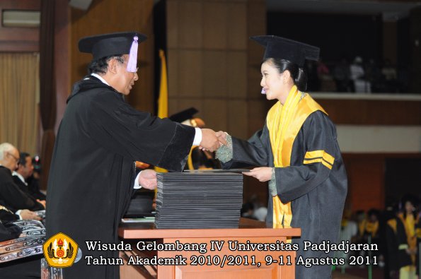 wisuda-fkg-oleh-dekan-053