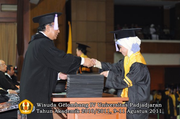 wisuda-fkg-oleh-dekan-054