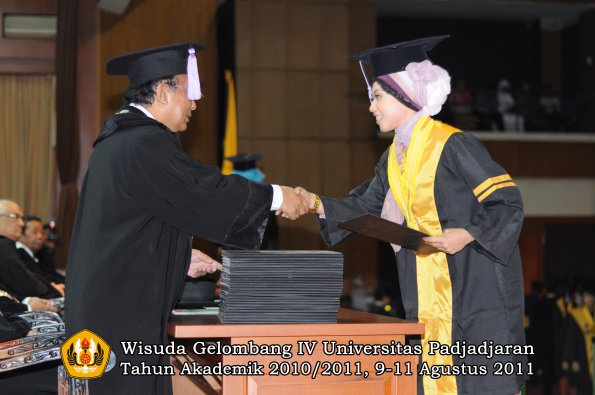 wisuda-fkg-oleh-dekan-057