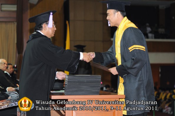 wisuda-fkg-oleh-dekan-060