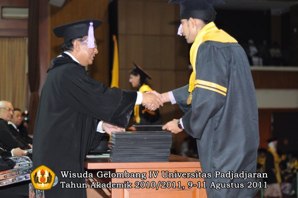 wisuda-fkg-oleh-dekan-065